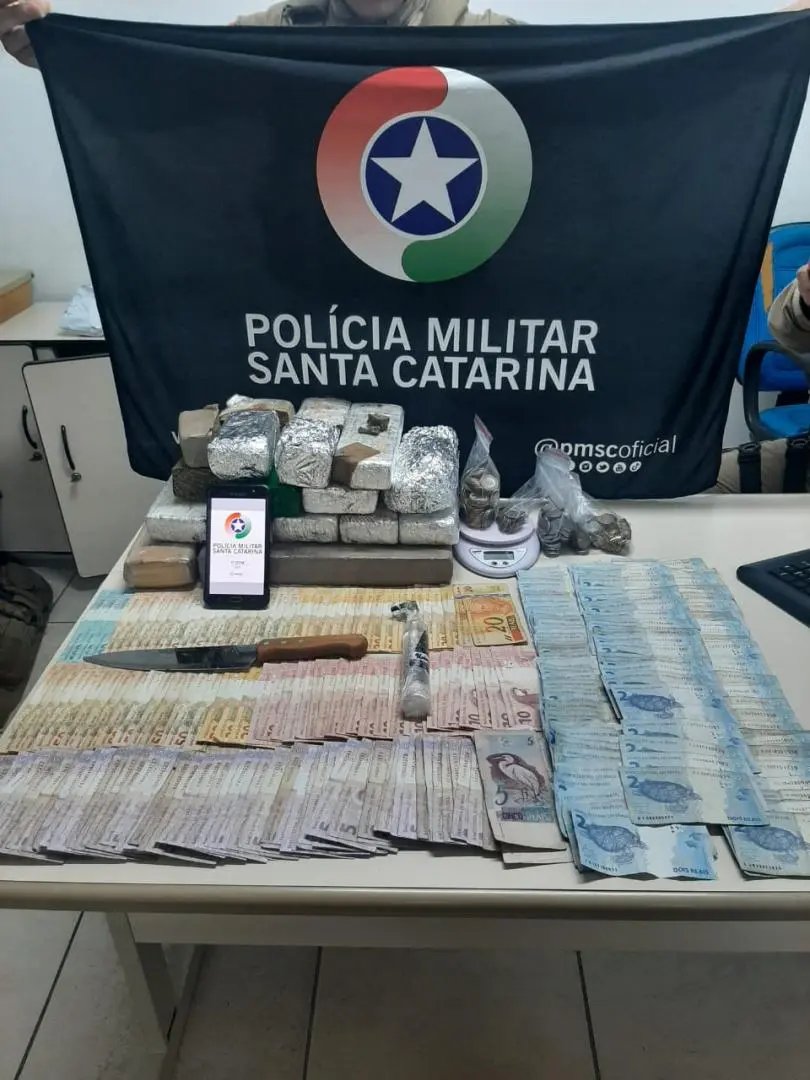 Forte odor entrega traficante de drogas no Centro de Brusque