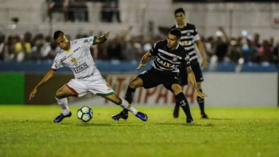 Brusque vende caro a derrota nos pênaltis para o Corinthians