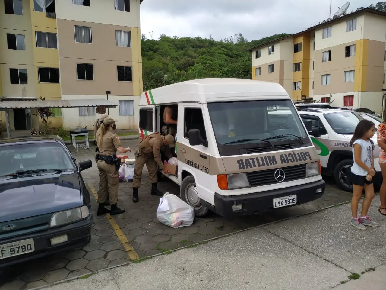 Pol&iacute;cia Militar faz entrega da Campanha Seja Estrela do Natal de Algu&eacute;m