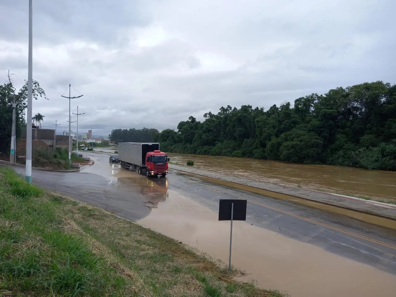 Tr&aacute;fego de ve&iacute;culos &eacute; liberado nas duas margens da Beira Rio 