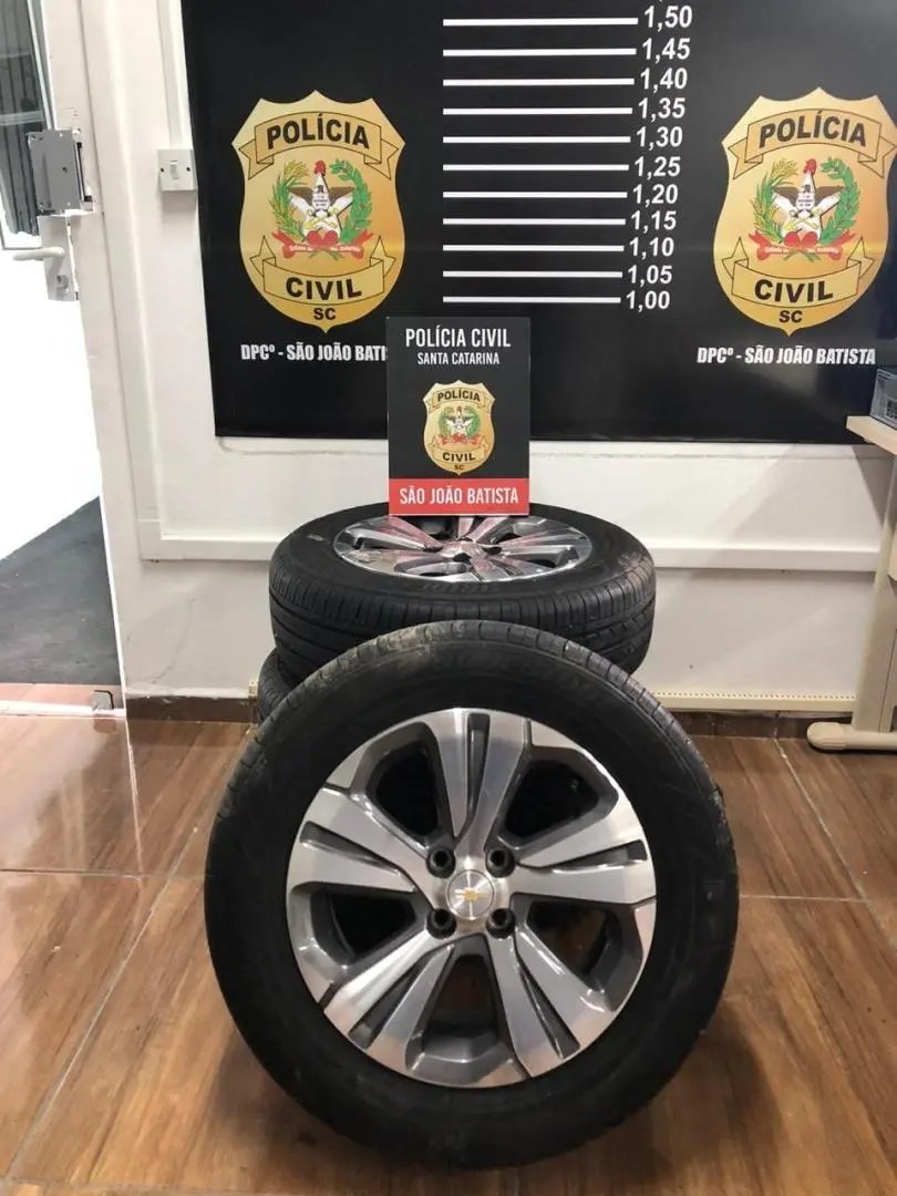 Pol&iacute;cia Civil de S&atilde;o Jo&atilde;o Batista recupera pneus furtados da Rede Feminina de Combate ao C&acirc;ncer