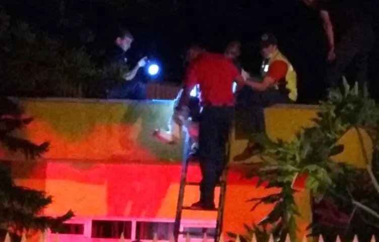 Ladrão é socorrido pelos bombeiros após ficar entalado em telhado