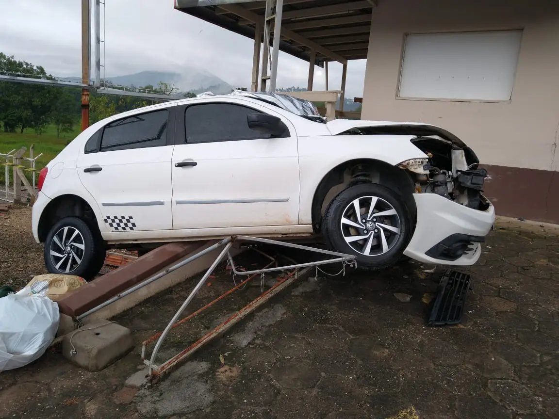 Morador de Brusque morre ao bater carro contra muro na rodovia