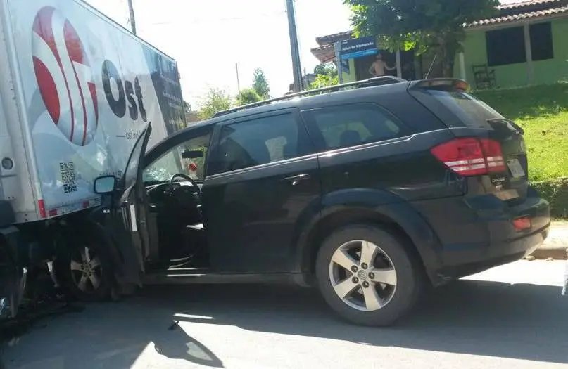 Camionete para debaixo de caminhão após batida