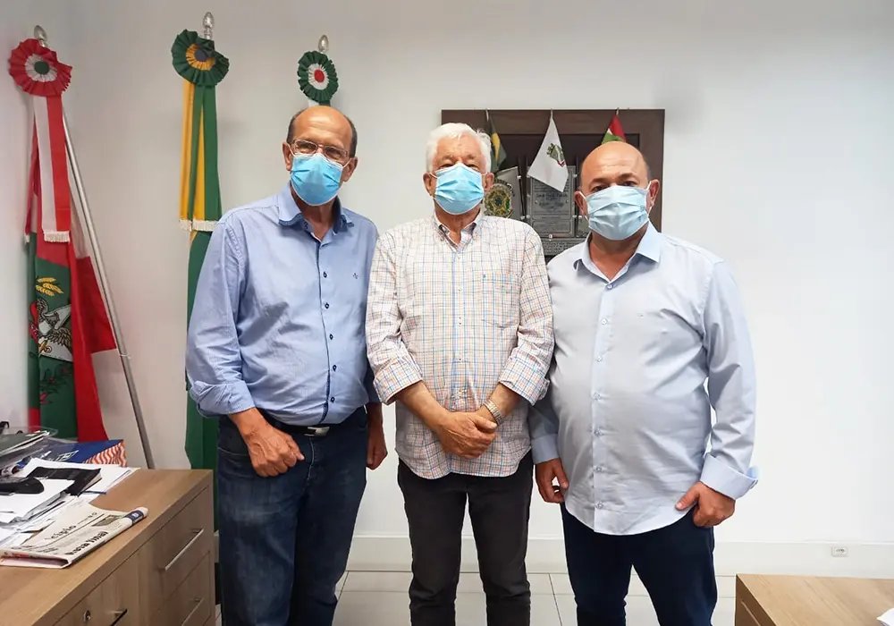 Nova a&ccedil;&atilde;o acusa prefeito eleito e vice de usarem servidores para campanha em hor&aacute;rio de expediente