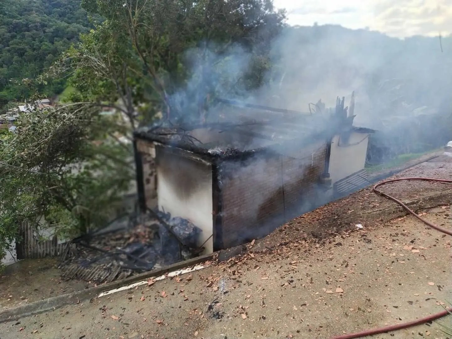 Casa &eacute; destru&iacute;da por inc&ecirc;ndio no bairro Primeiro de Maio