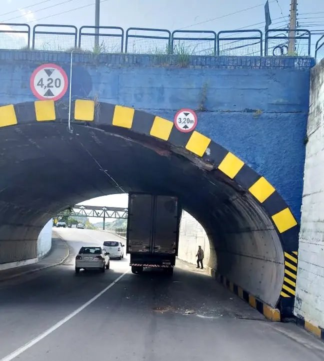(V&iacute;deo) Excesso de altura quase deixa caminh&atilde;o preso no t&uacute;nel da Beira Rio