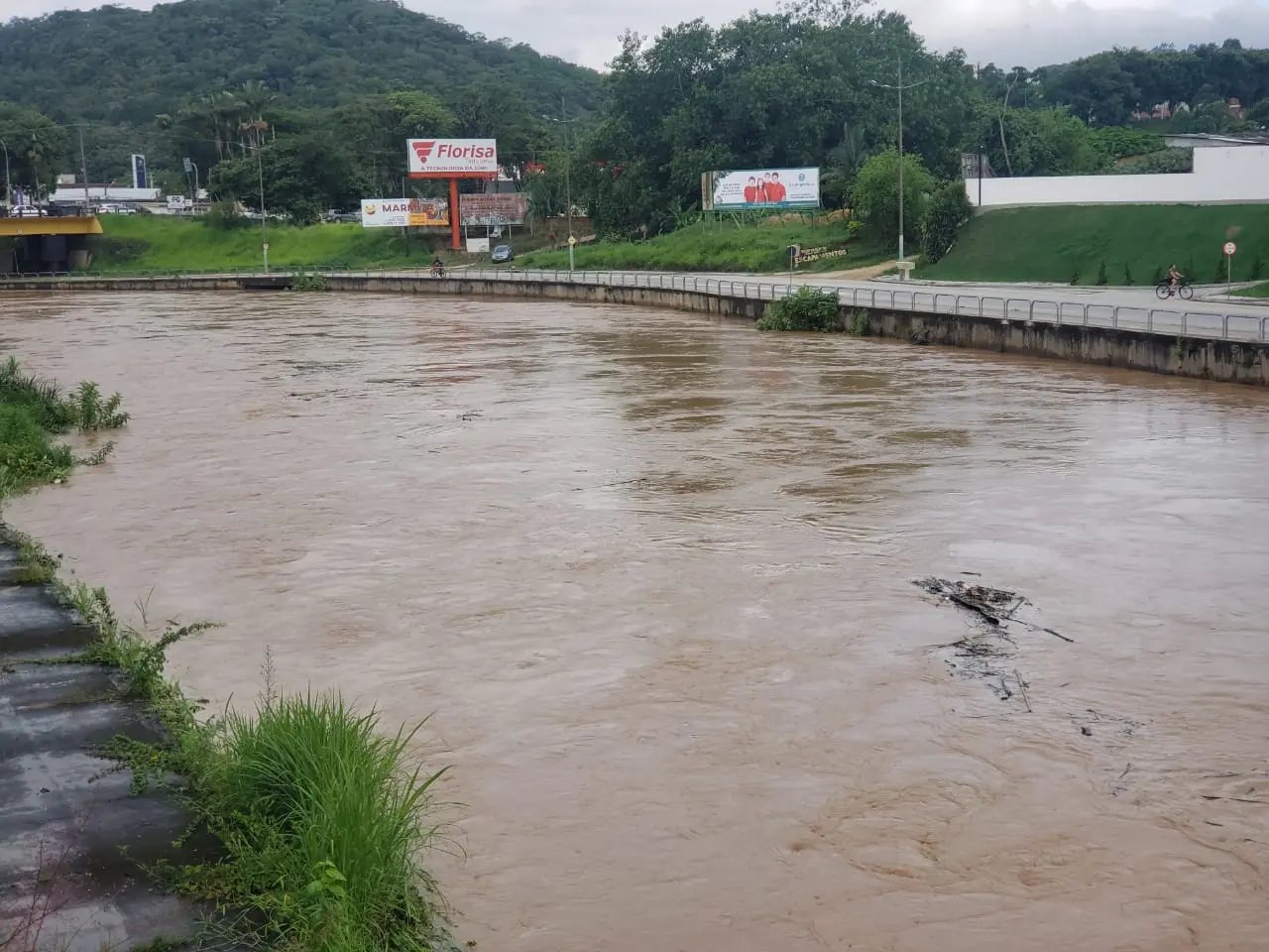 Rio Itaja&iacute; Mirim vai transbordar esta noite