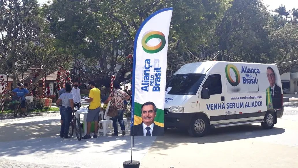 Apoiadores do presidente Bolsonaro coletam assinaturas para cria&ccedil;&atilde;o de novo partido