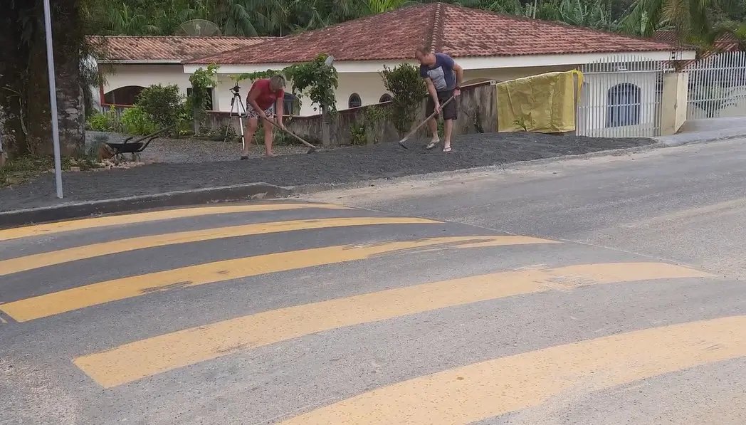 Lombada provoca alagamento em resid&ecirc;ncia no bairro Zant&atilde;o
