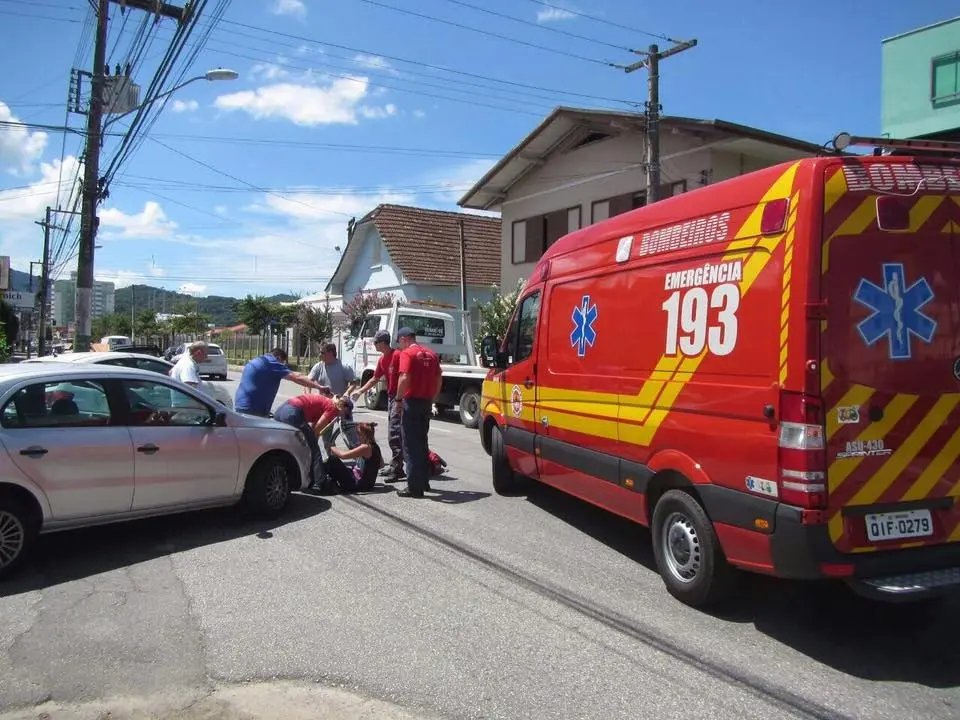 Ciclista é atropelada na Otto Renaux
