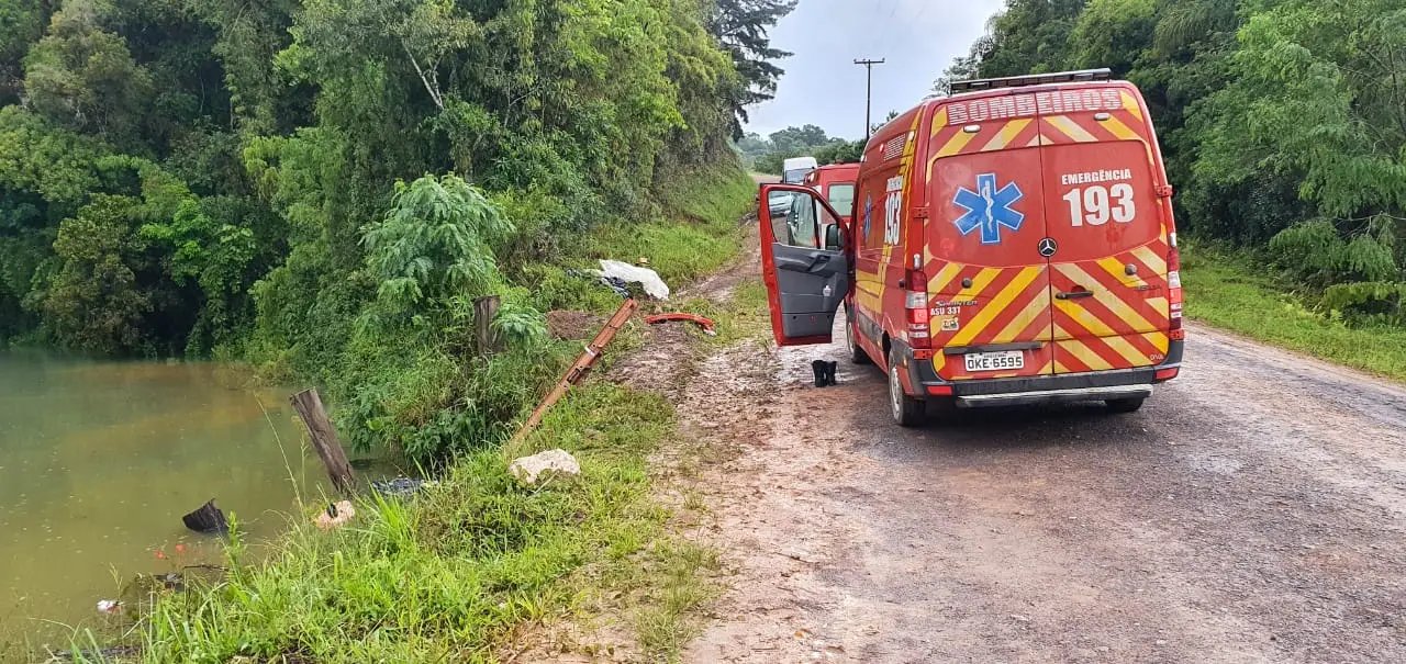 Crian&ccedil;a de 4 anos e adolescente morrem ap&oacute;s carro cair na &aacute;gua