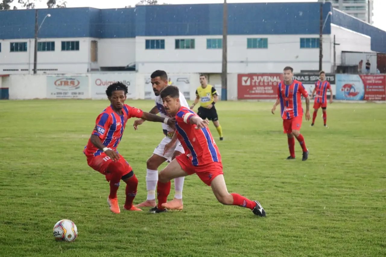 Com um a menos, Carlos Renaux arranca empate fora de casa