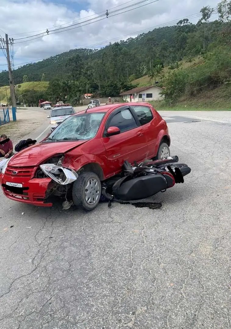 Colis&atilde;o entre carro e moto deixa um ferido na rodovia Pedro Mer&iacute;sio