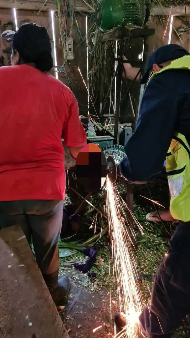 Mulher tem m&atilde;o presa em m&aacute;quina e &eacute; resgatada com uso de desencarcerador 
