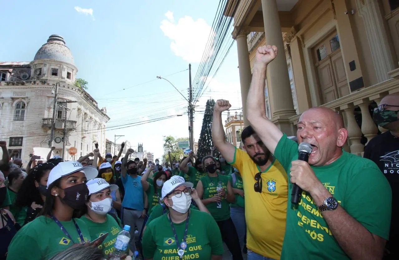 Luciano Hang &eacute; autuado pela pol&iacute;cia ap&oacute;s manifesto no Rio Grande do Sul