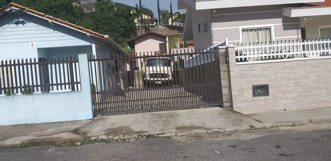 Caminhão da Prefeitura é flagrado fazendo serviço em residência particular