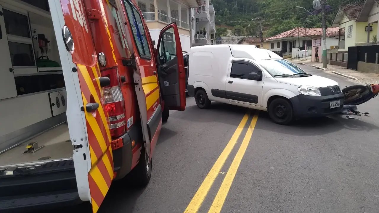 Mulher é socorrida com suspeita de TCE após acidente
