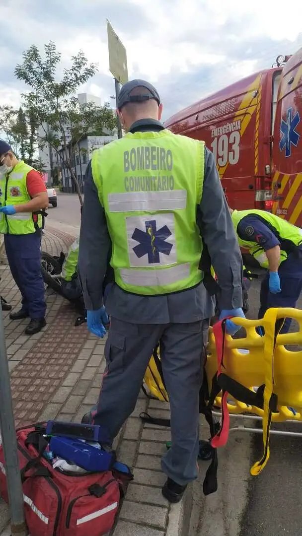 Homem &eacute; encaminhado para pronto socorro ap&oacute;s acidente no Centro de Brusque