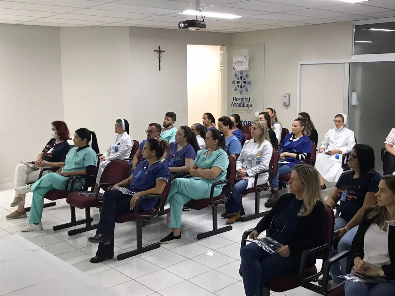 (V&iacute;deo) Secret&aacute;rio de Sa&uacute;de ministra palestra no Hospital Azambuja