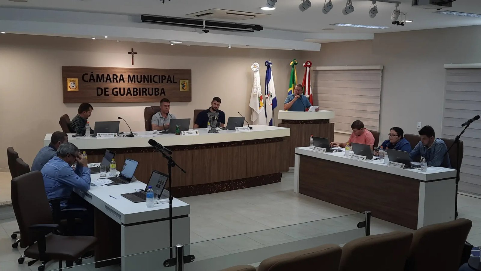 (V&iacute;deo) Vereadores cobram melhorias em coberturas de pontos de &ocirc;nibus e servi&ccedil;o de telecomunica&ccedil;&otilde;es