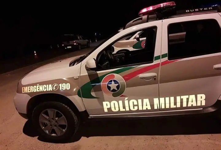 Procurado por roubo tenta fugir pela janela, em Brusque