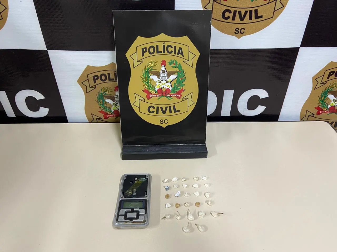 Pol&iacute;cia Civil de Brusque apreende 27 pedras de crack em resid&ecirc;ncia
