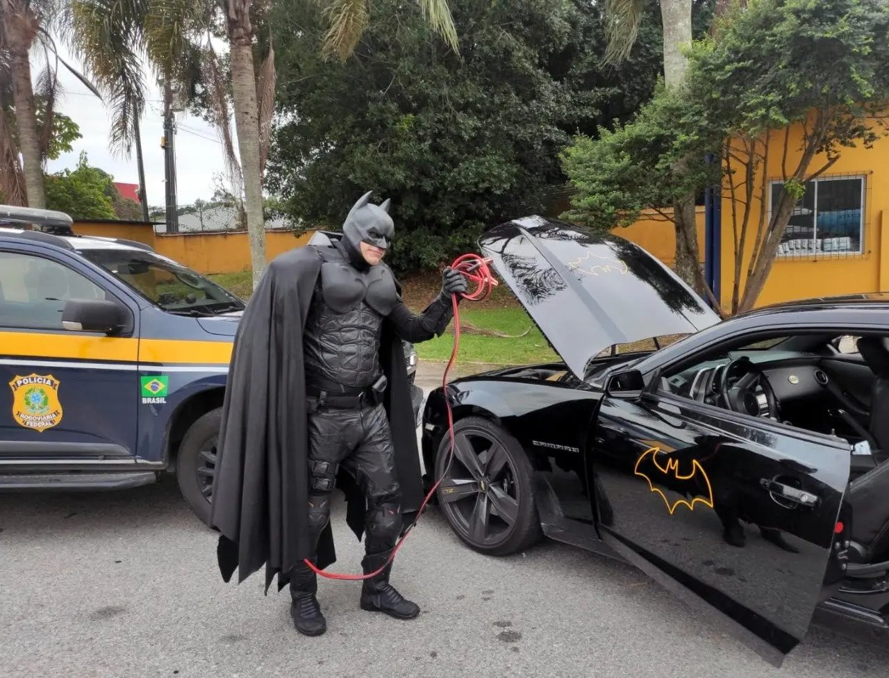 Com problemas na bateria do &ldquo;batm&oacute;vel&rdquo;, &ldquo;Batman&rdquo; pede ajuda na PRF