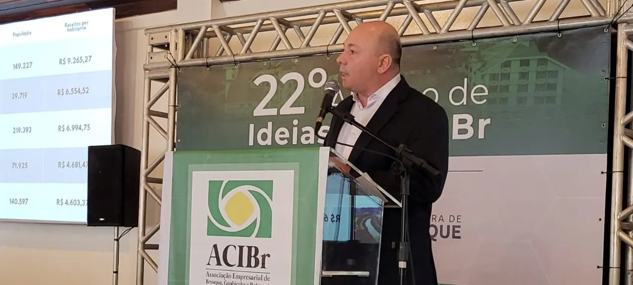 Prefeito apresenta a&ccedil;&otilde;es e projeta Brusque do futuro no Almo&ccedil;o de Ideias da ACIBr