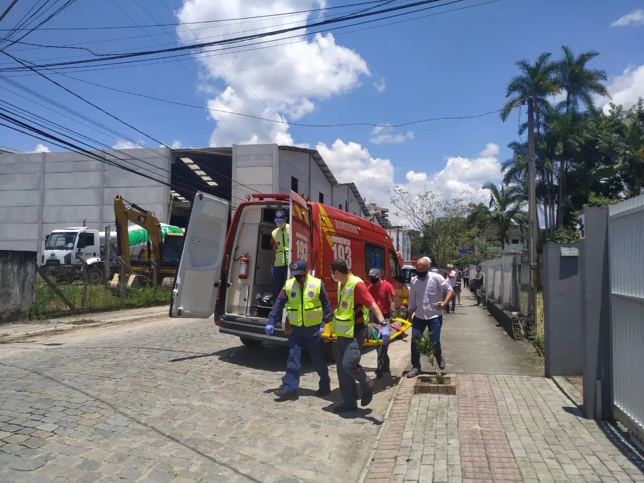 Carro bate em outro ve&iacute;culo estacionado e atropela pedestre