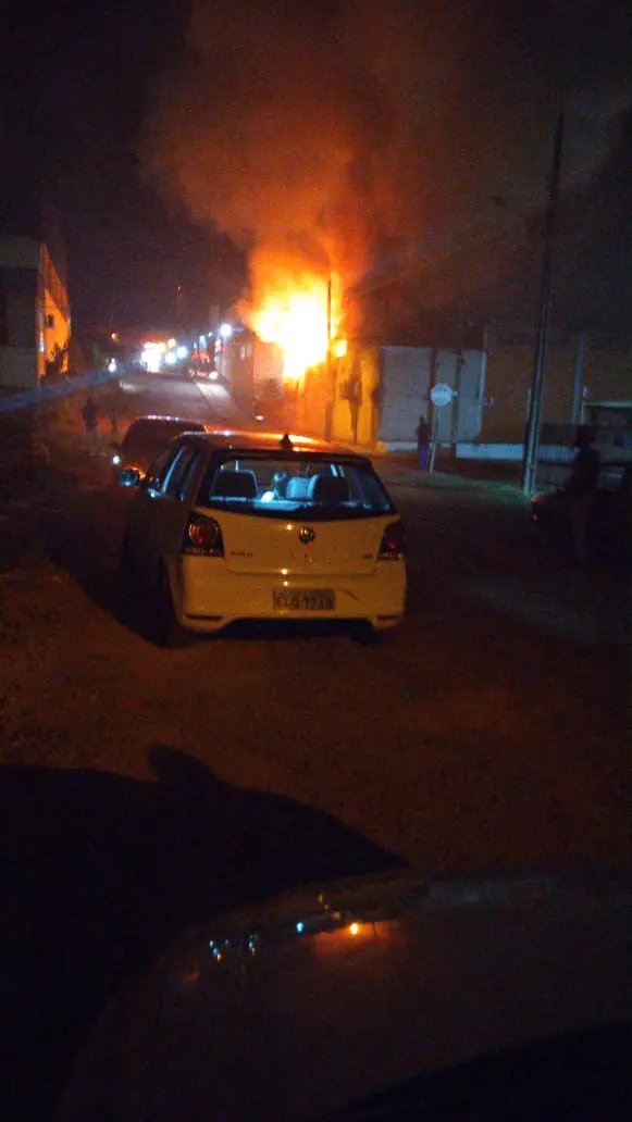 Inc&ecirc;ndio de grandes propor&ccedil;&otilde;es atinge f&aacute;brica 