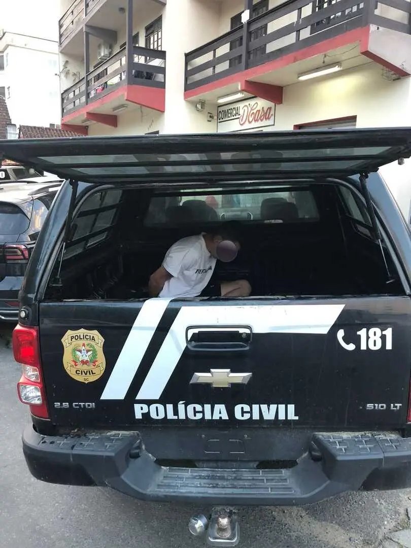 (V&iacute;deo) Suspeito de ter atropelado policial catarinense &eacute; detido neste s&aacute;bado