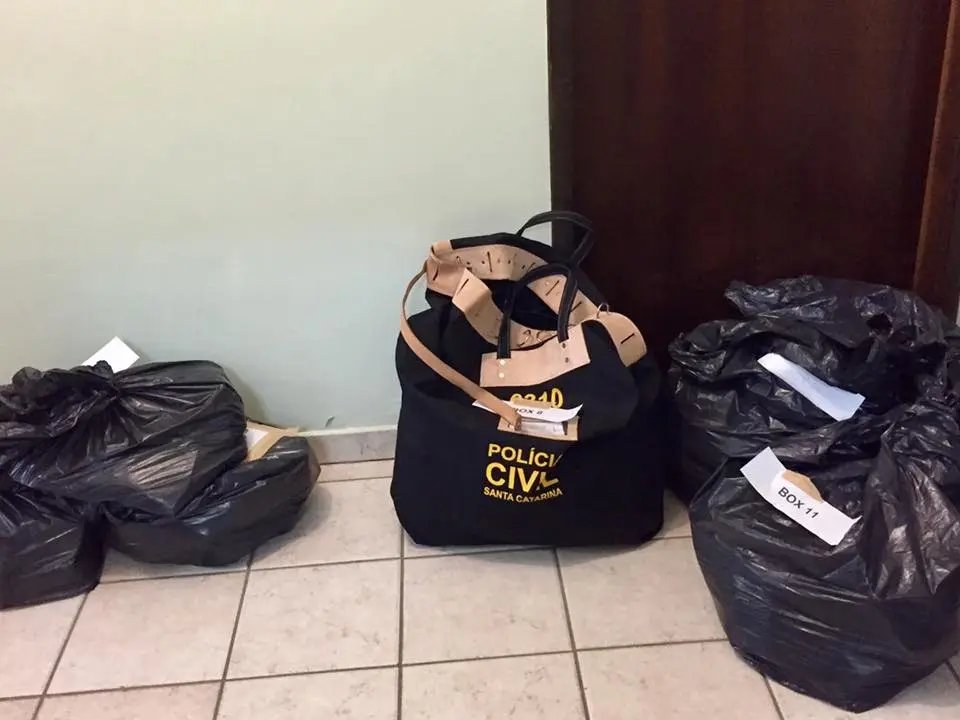 Produtos piratas são apreendidos em camelô do centro