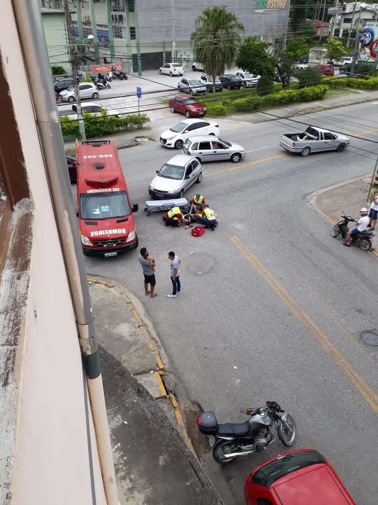 Moto e carro colidem no Jardim Maluche