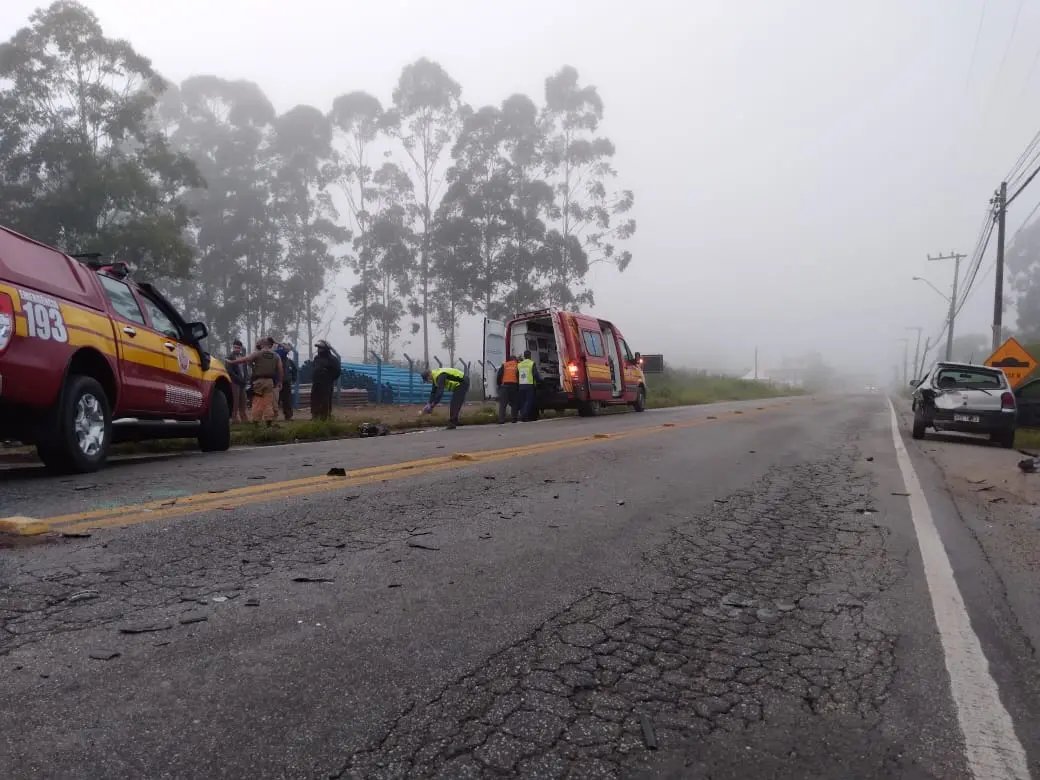 Colis&atilde;o na madrugada deixa motociclista gravemente ferido