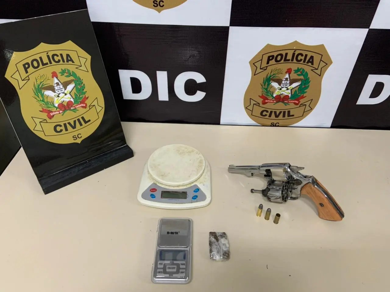 Pol&iacute;cia apreende arma, drogas e um &eacute; preso em opera&ccedil;&atilde;o em Brusque e Itaja&iacute;
