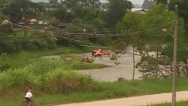 Homem cai de ponte pênsil em Canelinha e foi socorrido pelo helicóptero Arcanjo