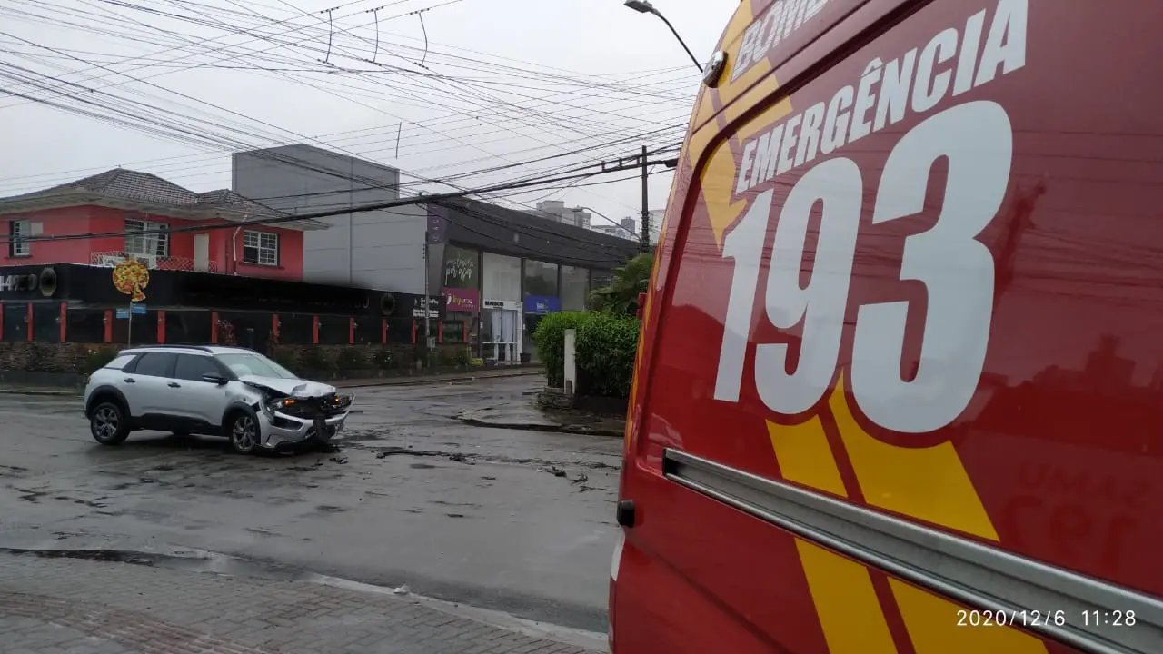 Casal fica ferido na colis&atilde;o entre carros no Centro de Brusque