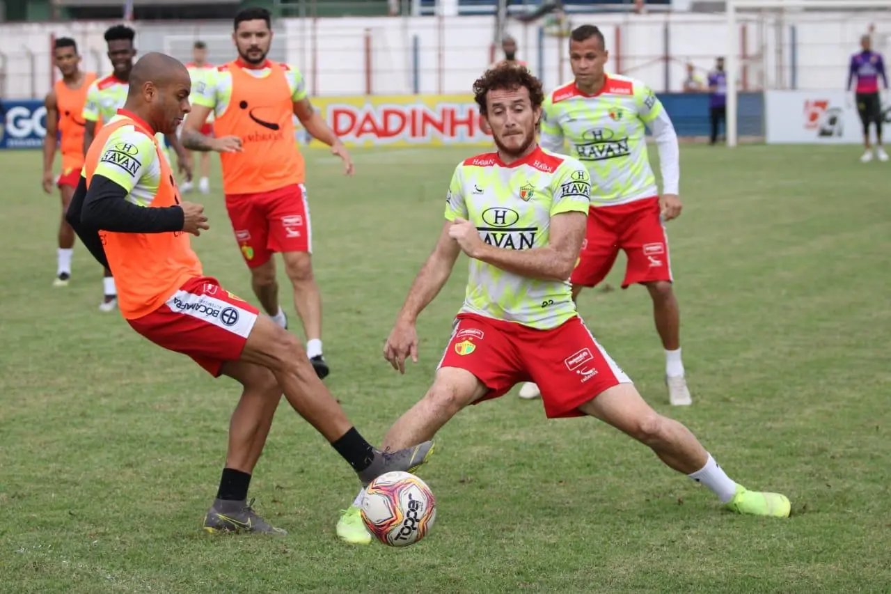 Zagueiro e lateral est&atilde;o fora da estreia contra o Santa Cruz