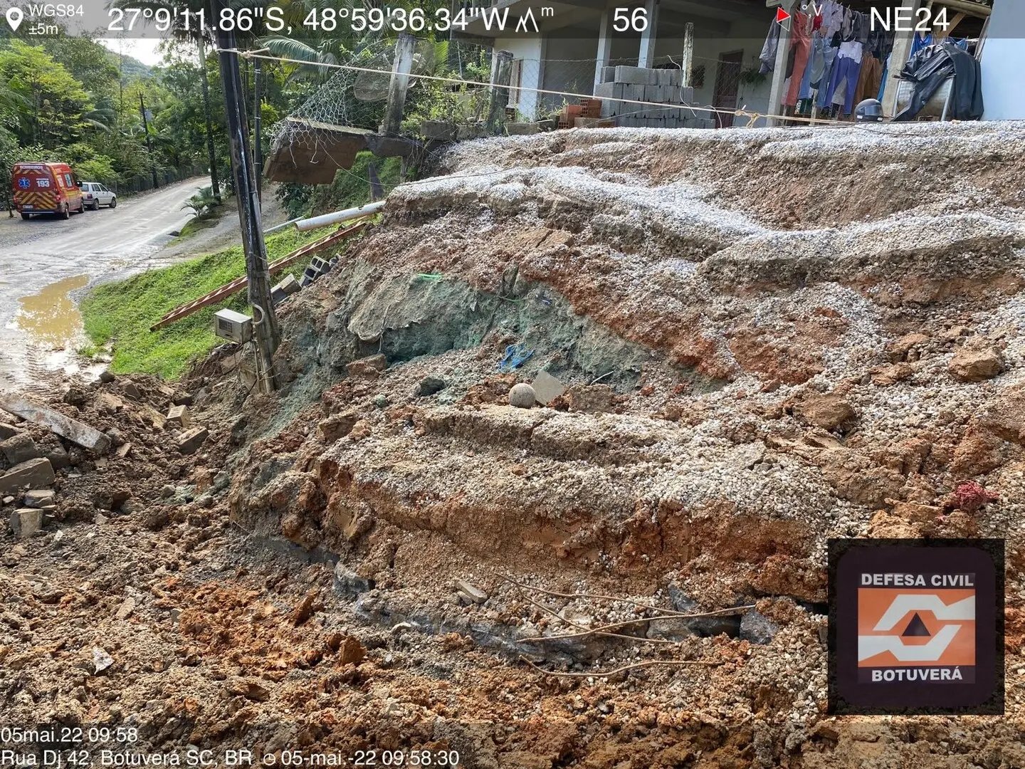 Chuvas causam desmoronamento de muro, em Botuver&aacute;