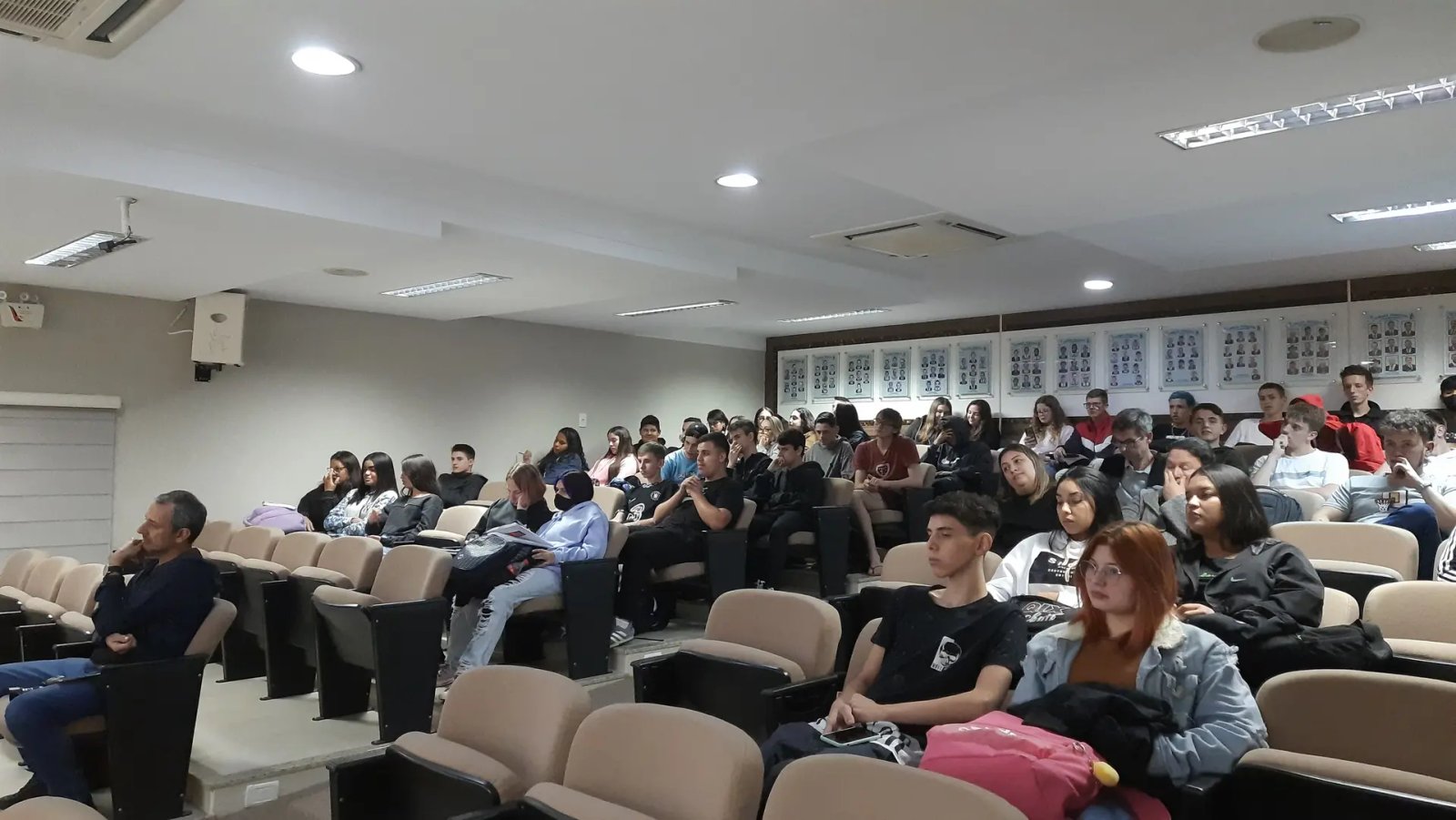 (V&iacute;deo) Estudantes acompanham sess&atilde;o do Legislativo em projeto escolar