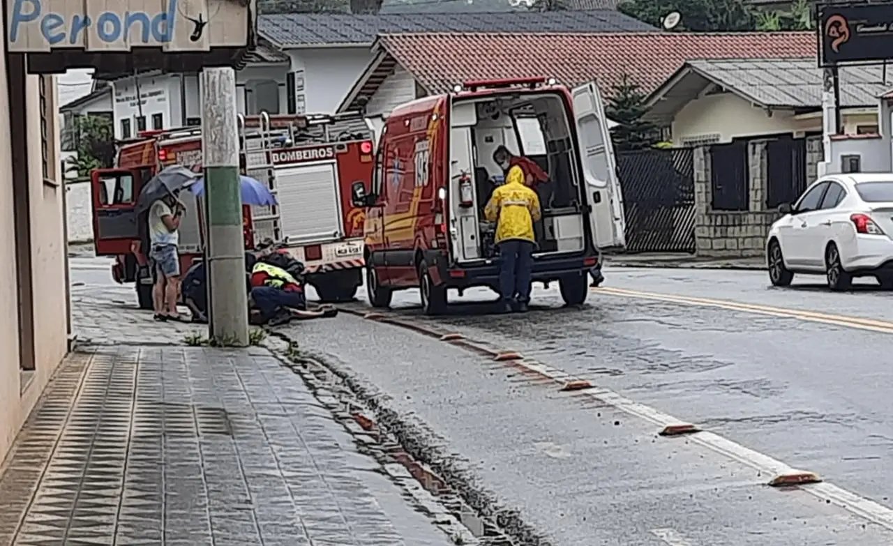 Ciclista &eacute; atropelada no bairro Primeiro de Maio