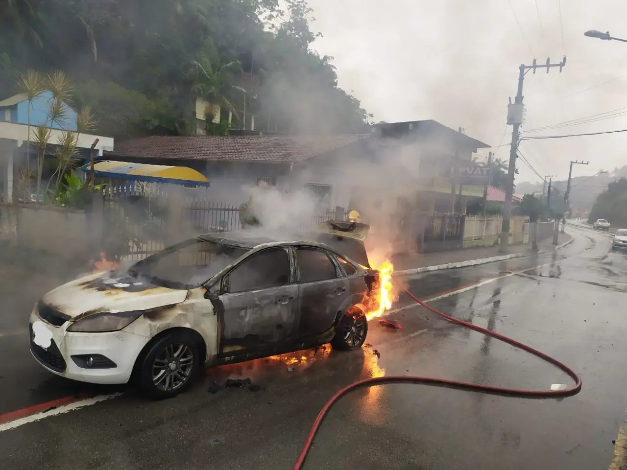 (V&Iacute;DEO) Furto termina em autom&oacute;vel incendiado e dois presos, em Brusque