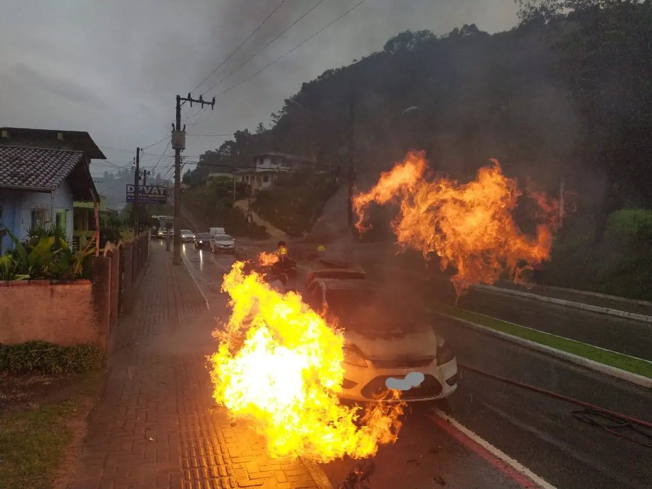 Pol&iacute;cia apura motivo de carro ter sido incendiado em Brusque esta madrugada