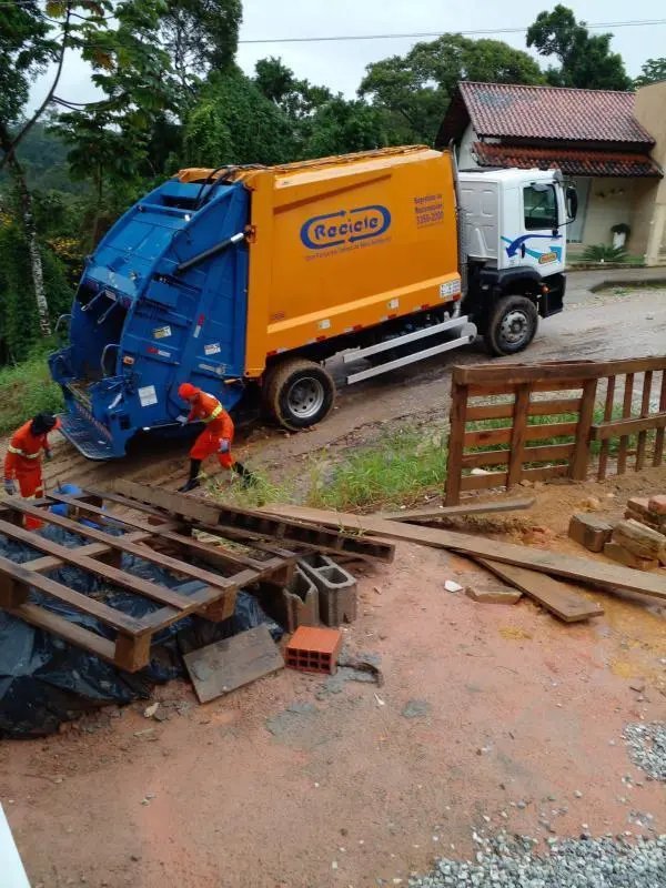 Caminh&atilde;o da coleta de lixo atola no bairro Souza Cruz