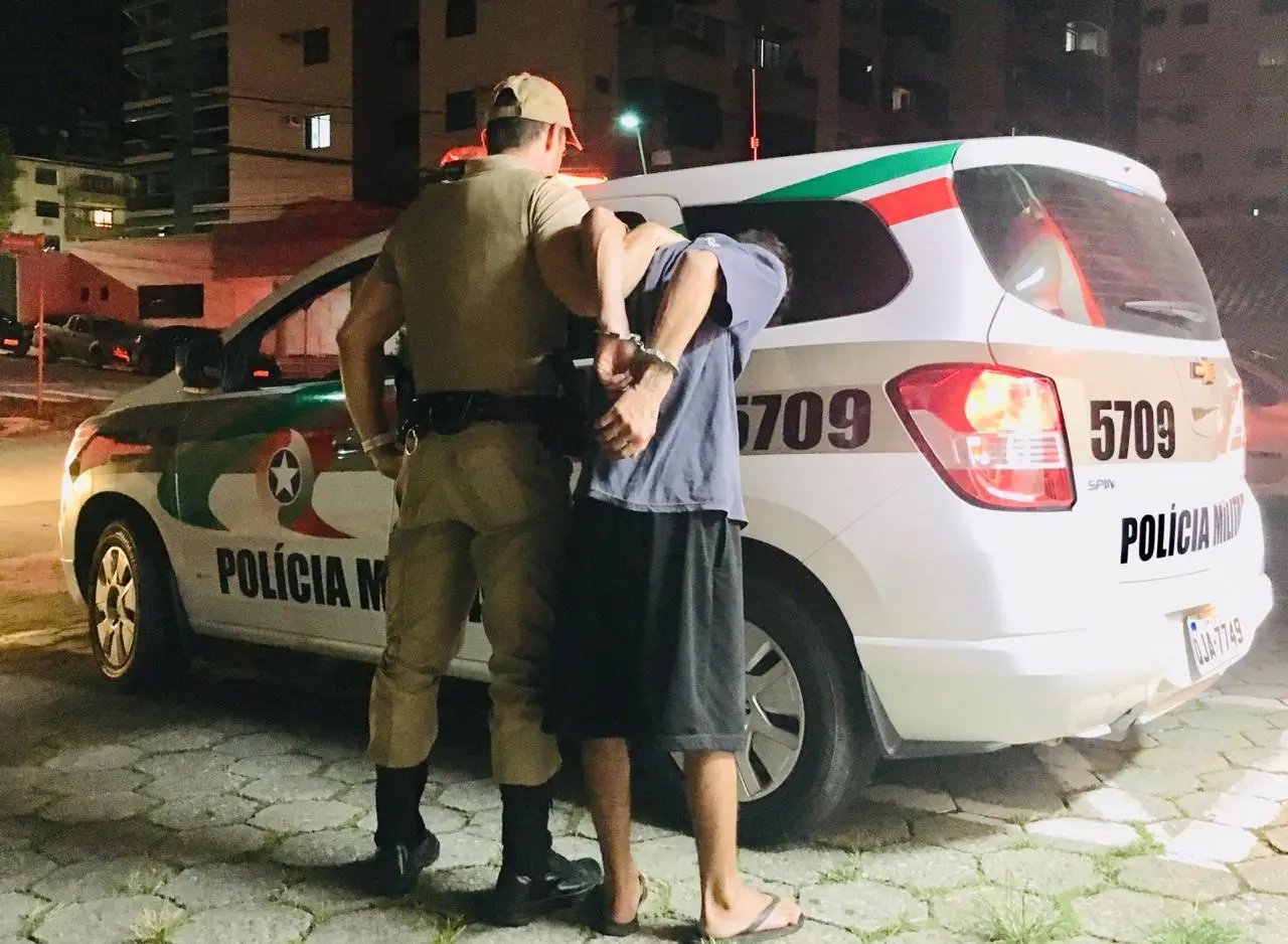 PM flagra tráfico de drogas em residência no Beco Pavesi