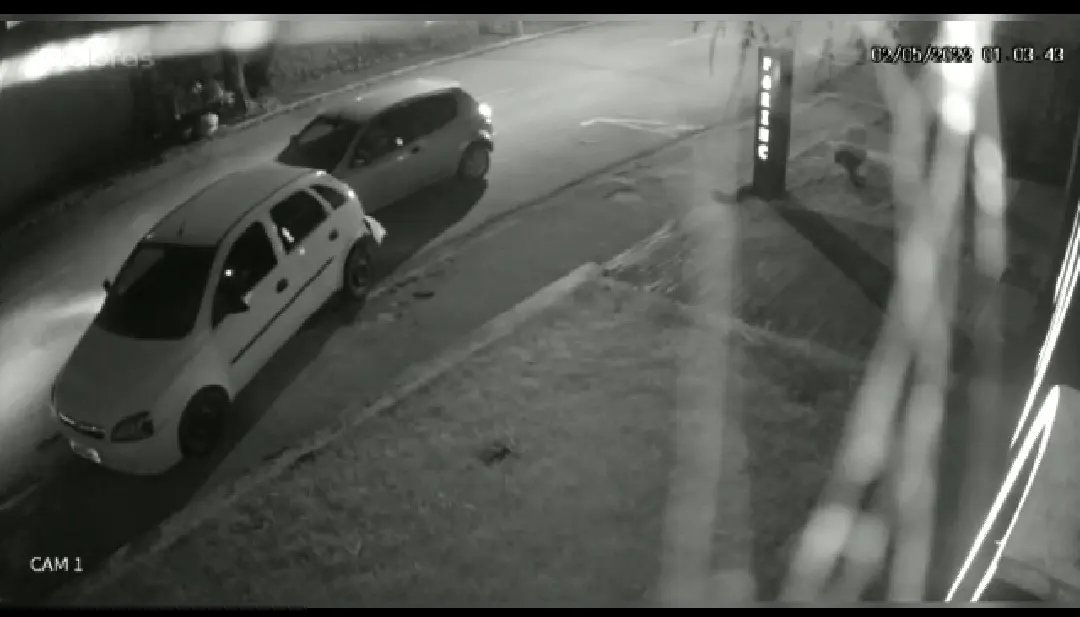 (V&iacute;deo) Ve&iacute;culo bate em carro estacionado e foge do local 