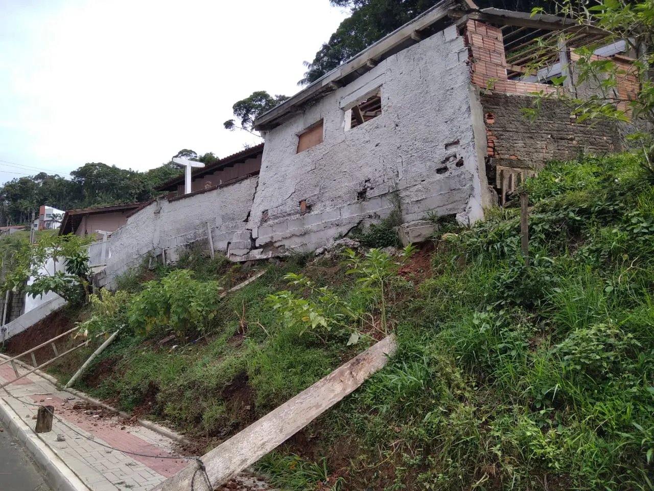 Defesa Civil alerta moradores para possibilidade de queda de muro e garagem