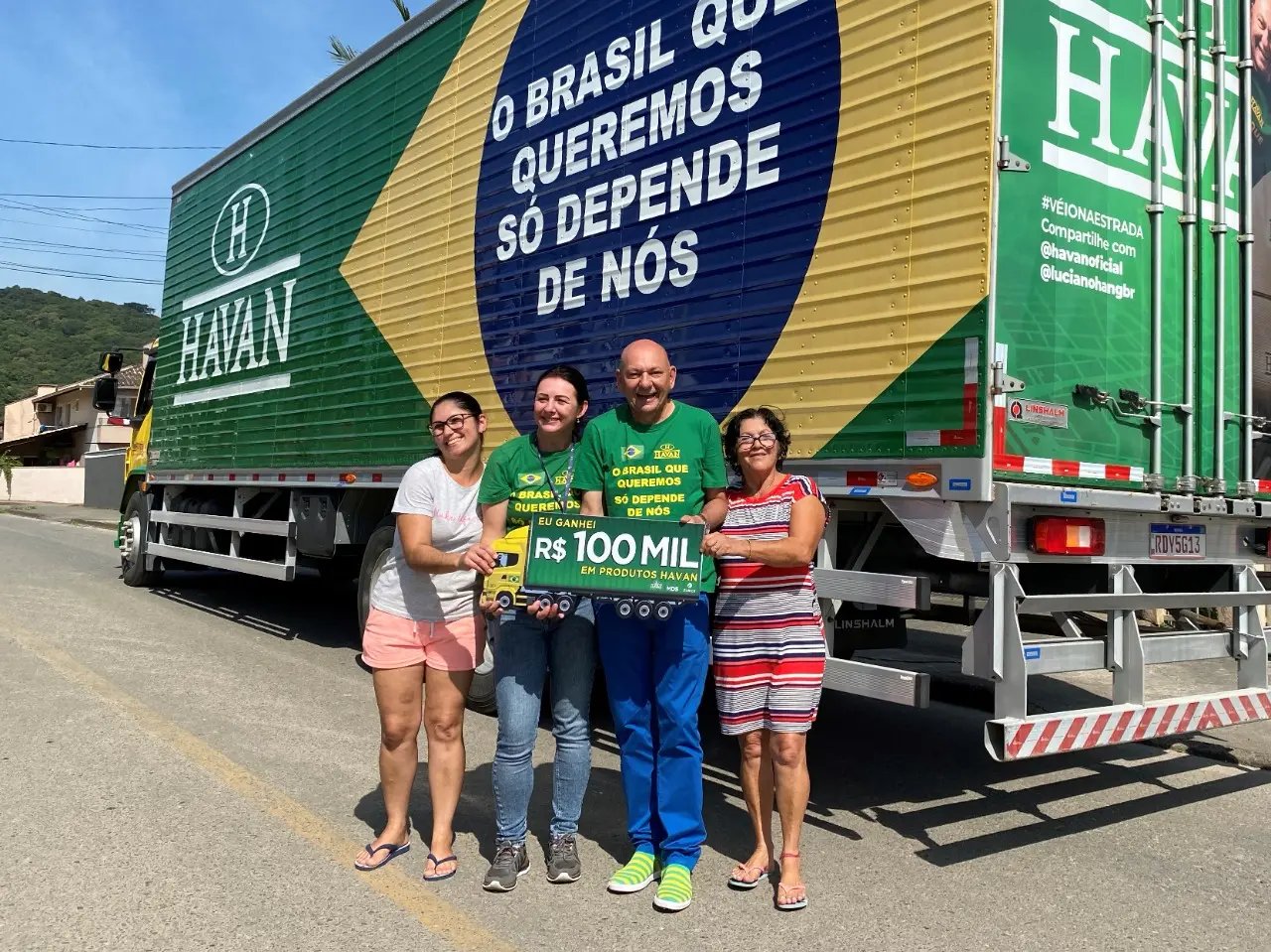 Luciano Hang faz surpresa e entrega pr&ecirc;mio de R$ 100 mil para cliente em Joinville