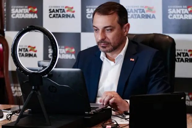 Ap&oacute;s reuni&atilde;o com a Fecam Estado anuncia que far&aacute; toque de recolher
